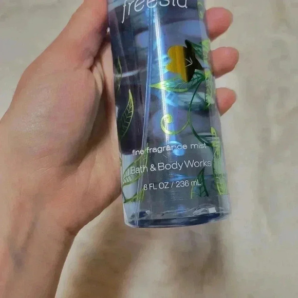 Bath & Body Works Freesia Perfume Fragrance Mist Rare Retired 90s Reeboot 8 oz - Picture 3 of 6